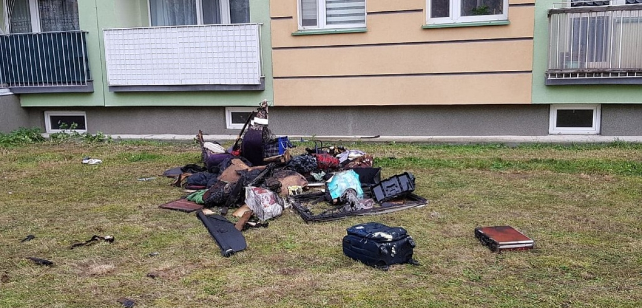 Pożar w bloku na Piekarach. Dwie osoby w szpitalu