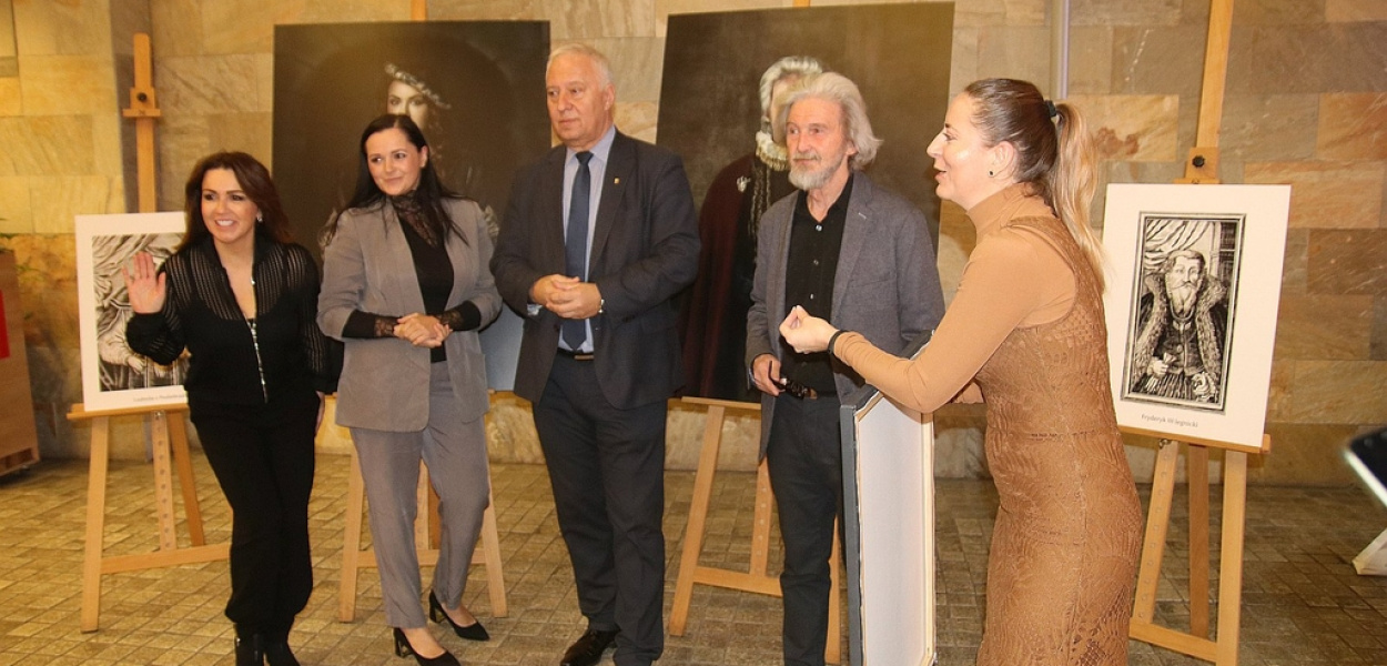  Połączenie historii z teraźniejszością na kartach kalendarza…