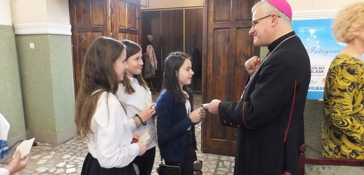 Wigilia integracyjna. Życzenia, kolędy i prezenty