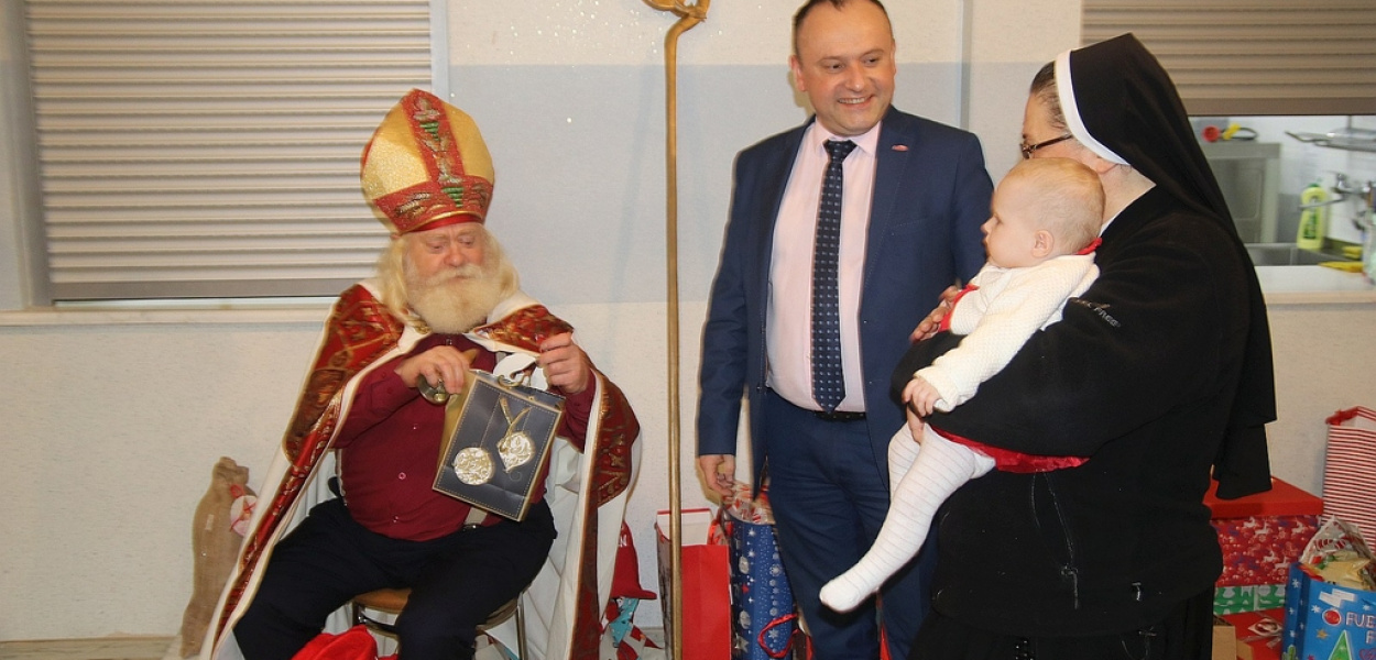 Hutniczy Mikołaj obdarował mieszkańców Domu Dziecka przy Słubickiej