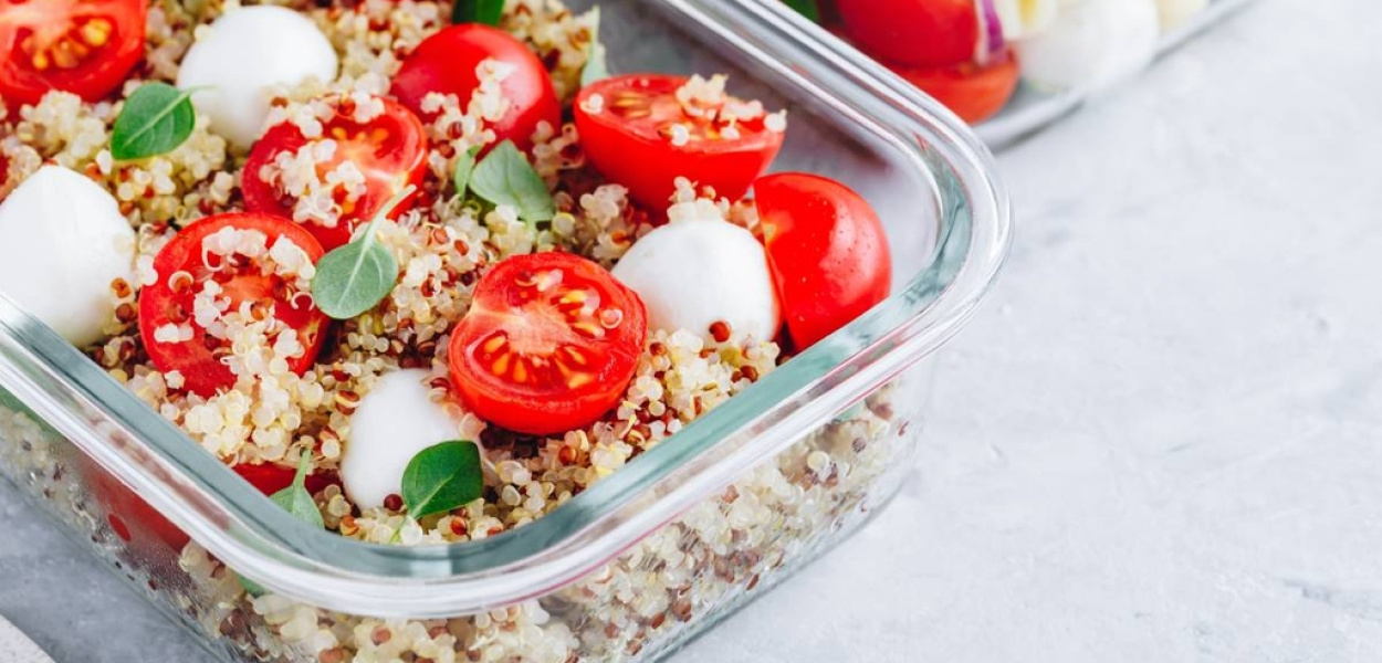 Pojemniki na żywność - szklane czy plastikowe. Poznaj ich wady i zalety