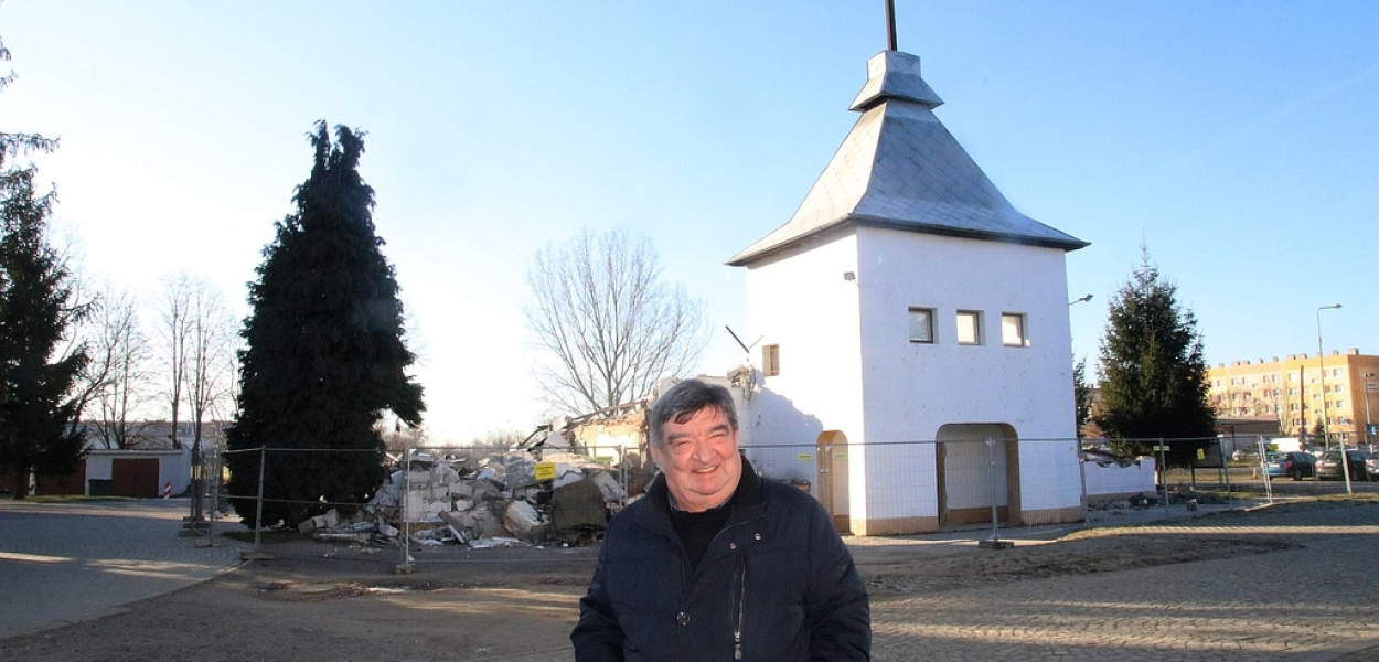 Ksiądz Gacek wyburzył stary przykościelny budynek