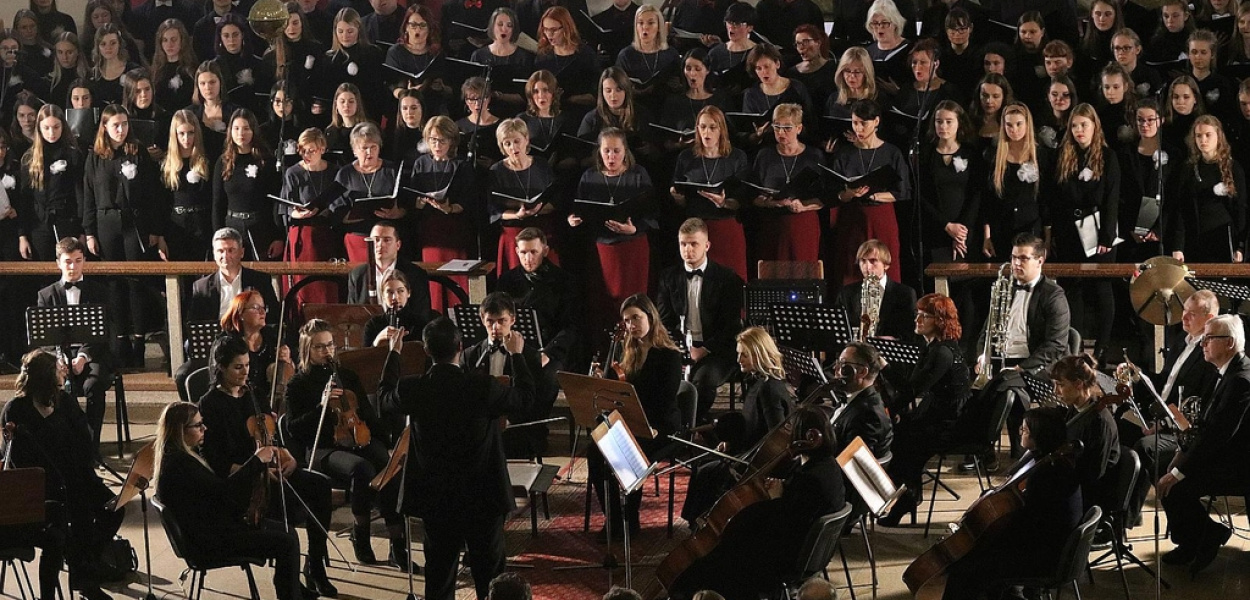 Takiego kolędowania jeszcze nie było. Niezwykły koncert na Piekarach