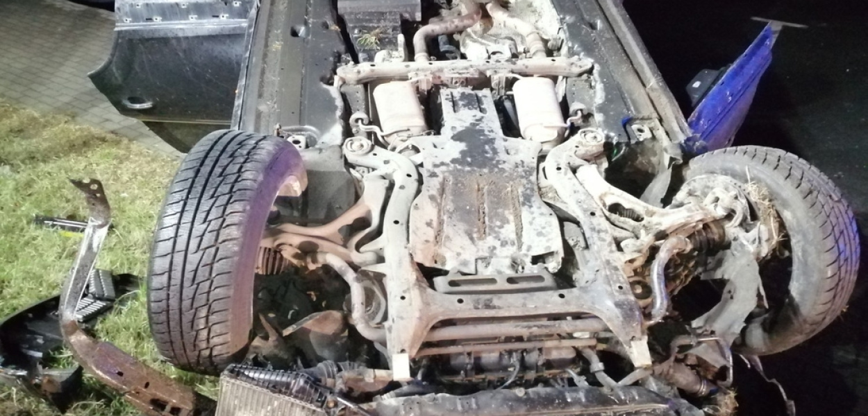 Dachował, „skasował”dwie latarnie i sześć samochodów