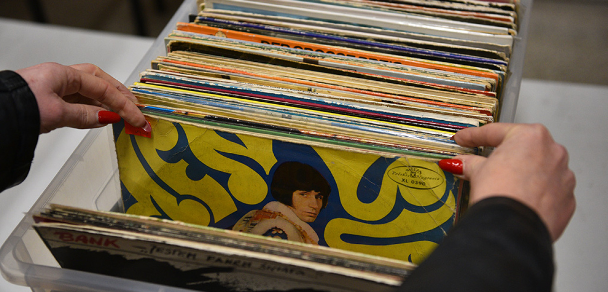 Kochają szum igły na starym winylowym krążku