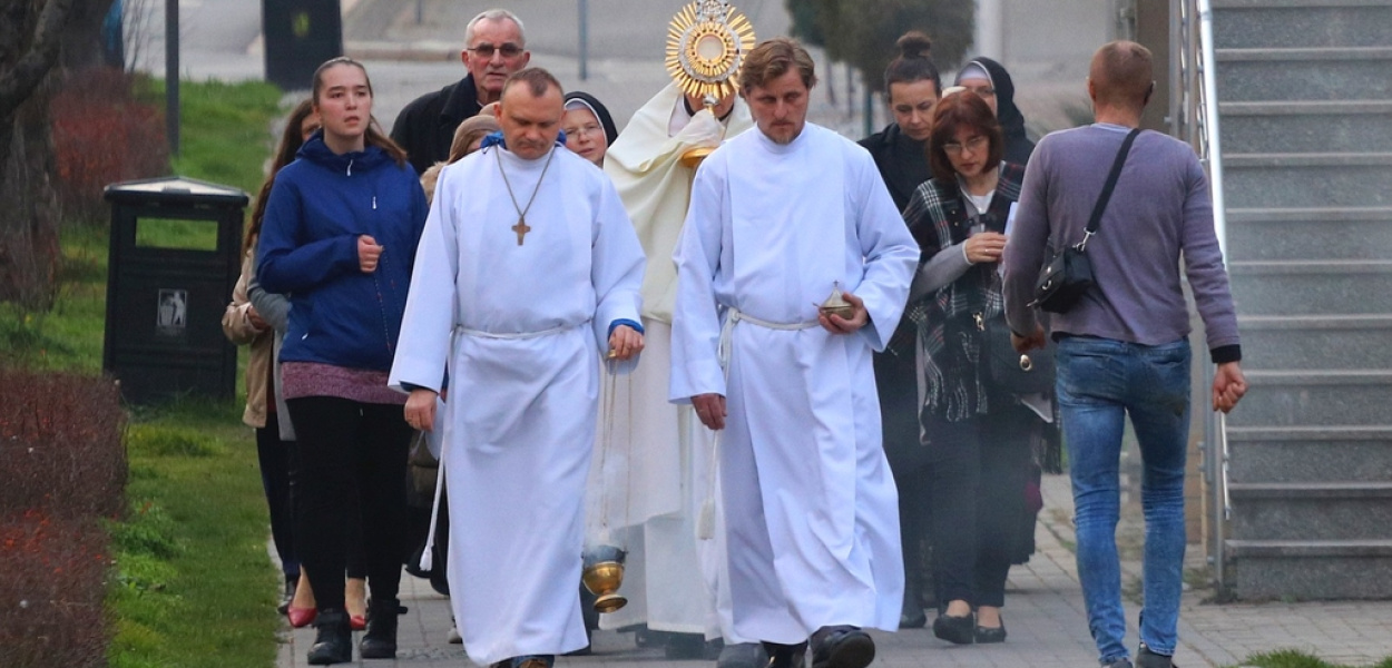 Koronawirus. Księża z Najświętszym Sakramentem na ulicach Legnicy