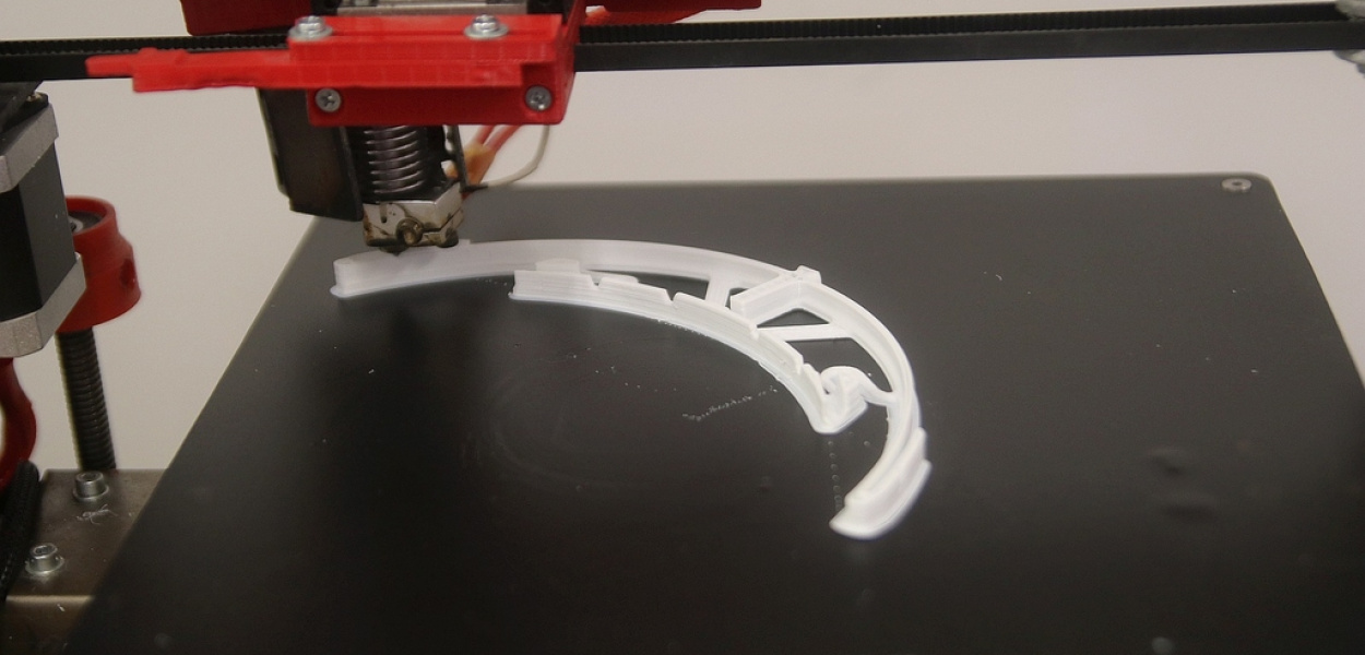 Drukują przyłbice dla szpitala. Wspomóż ich inicjatywę