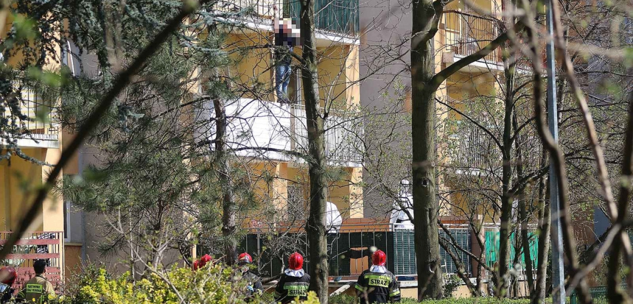 Krzyczał, że jest zakażony i chciał skoczyć z drugiego piętra
