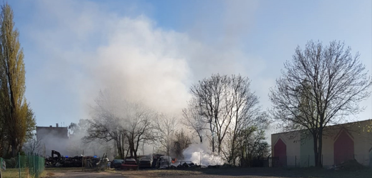 Płonęły opony na składowisku przy ul. Kominka