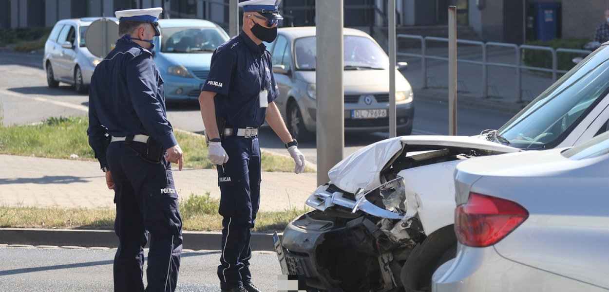 Zbagatelizowała czerwone światło, uderzyła w Citroena
