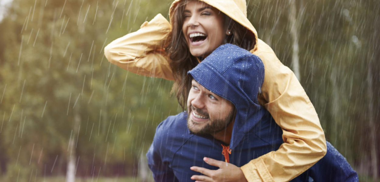 Czym wyróżnia się dobra kurtka przeciwdeszczowa?