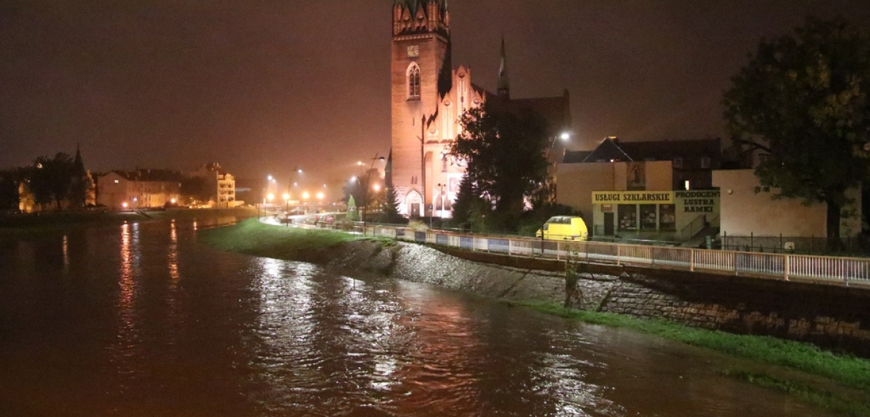 Nadal pada, ale powódź nam nie grozi