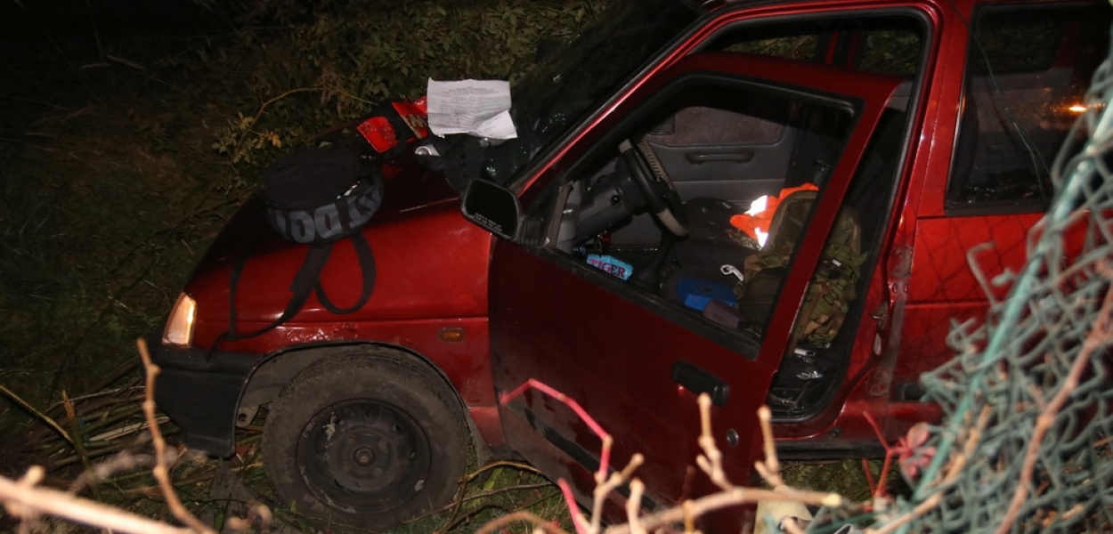 Policyjny pościg, uszkodzony radiowóz i ranny funkcjonariusz