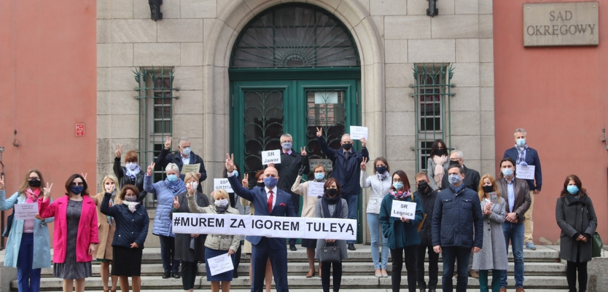 Murem za Majcher, Tuleyą i niezależnymi sądami