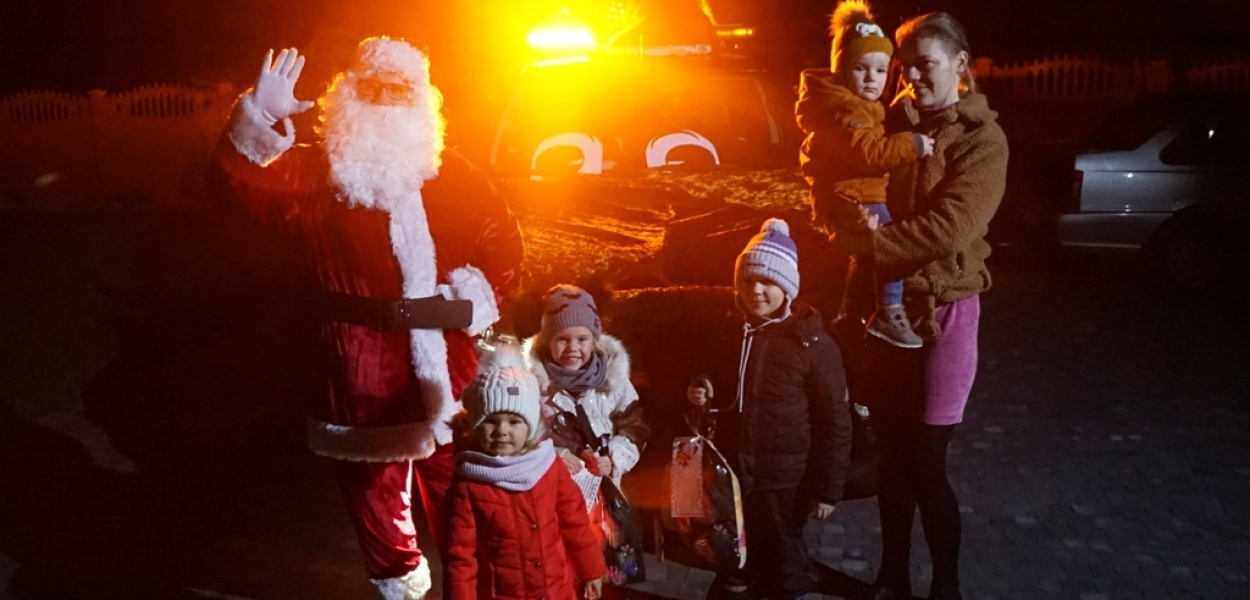 W gminie Kunice Święty Mikołaj rozdaje dzieciom prezenty