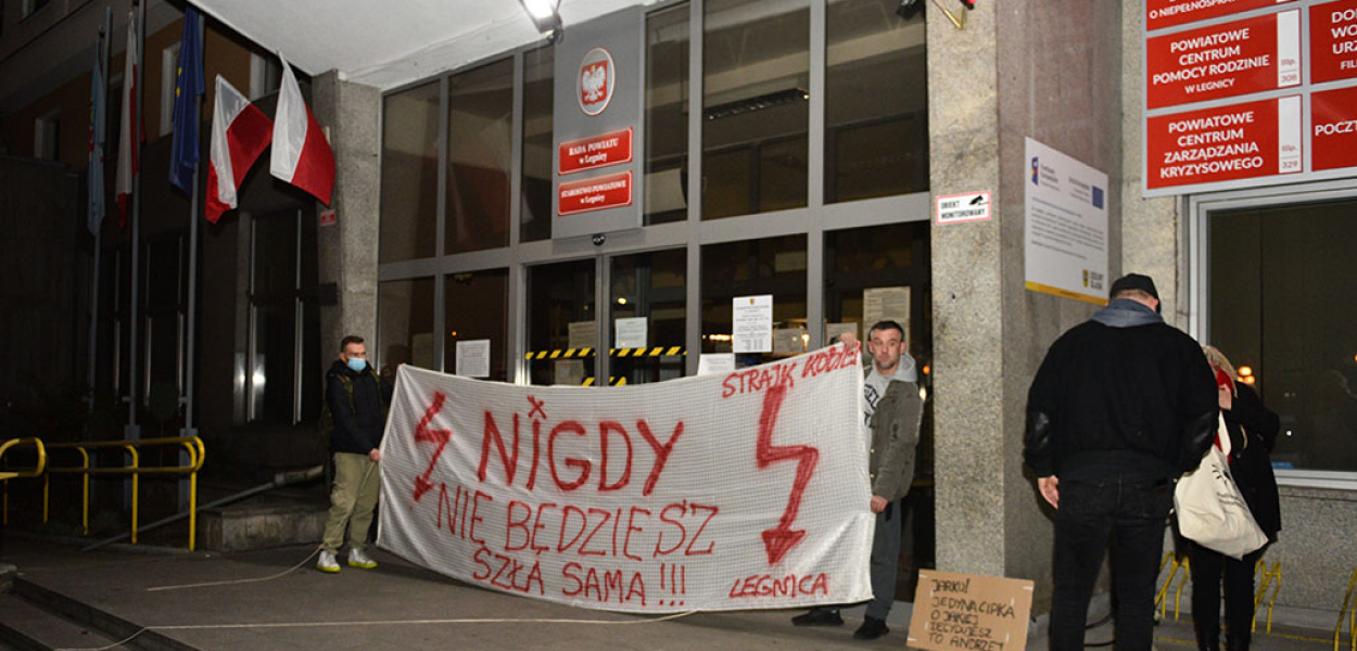 Znów zapłonęły znicze przed siedzibą PiS