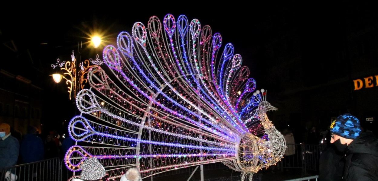 Tradycji zadość się stało, zabłysły świąteczne iluminacje