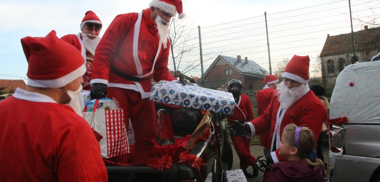  Zmotoryzowana ekipa Mikołajów uszczęśliwiła podopiecznych legnickich…