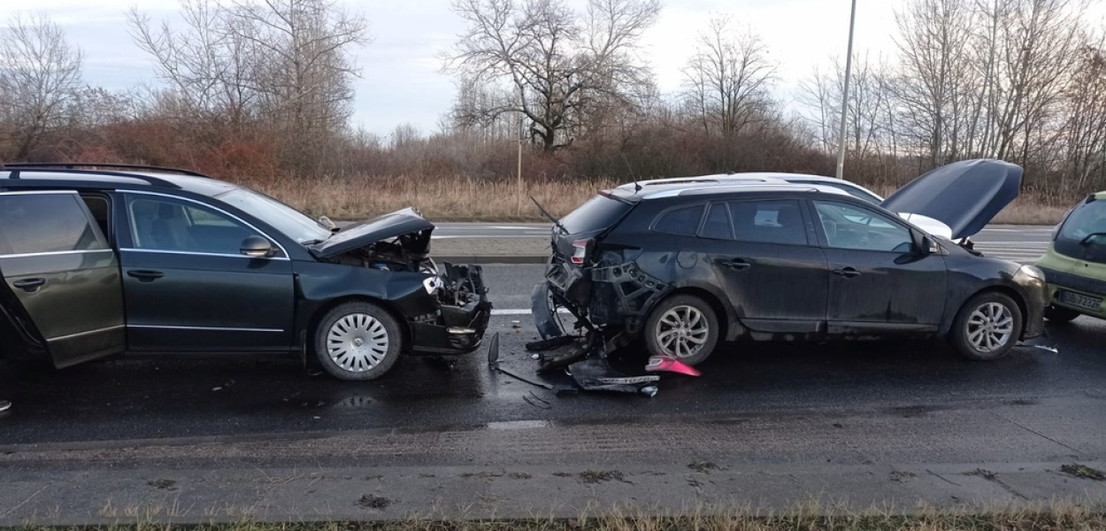 Zadziałał efekt domina. Kolizja 4 aut