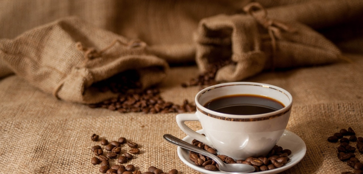 Jakie są metody parzenia kawy i jakie akcesoria należy kupić?