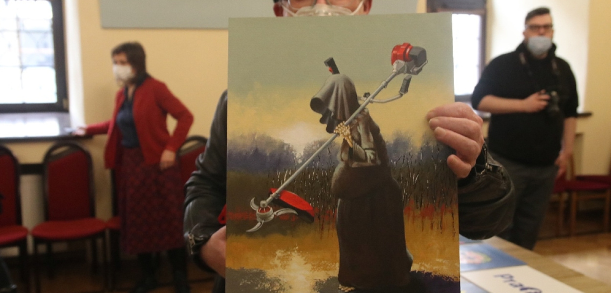 Satyrykon: Łuczyński z „Kosiarką” na dziennikarzy