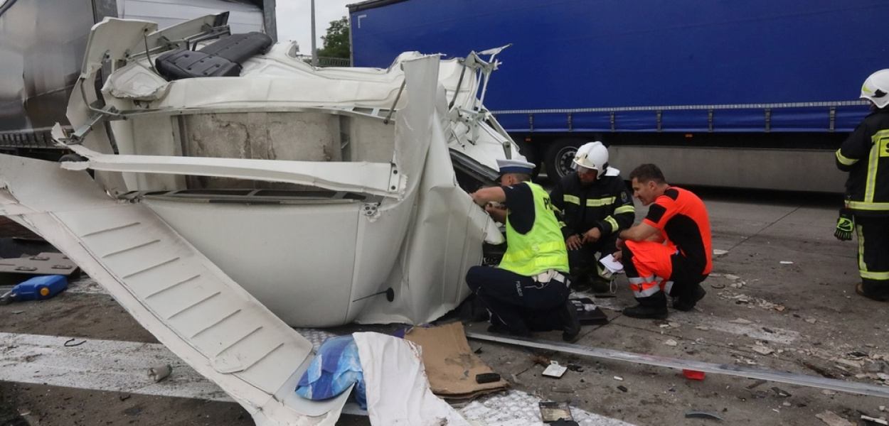 Wypadek na A4. Zderzenie trzech ciężarówek