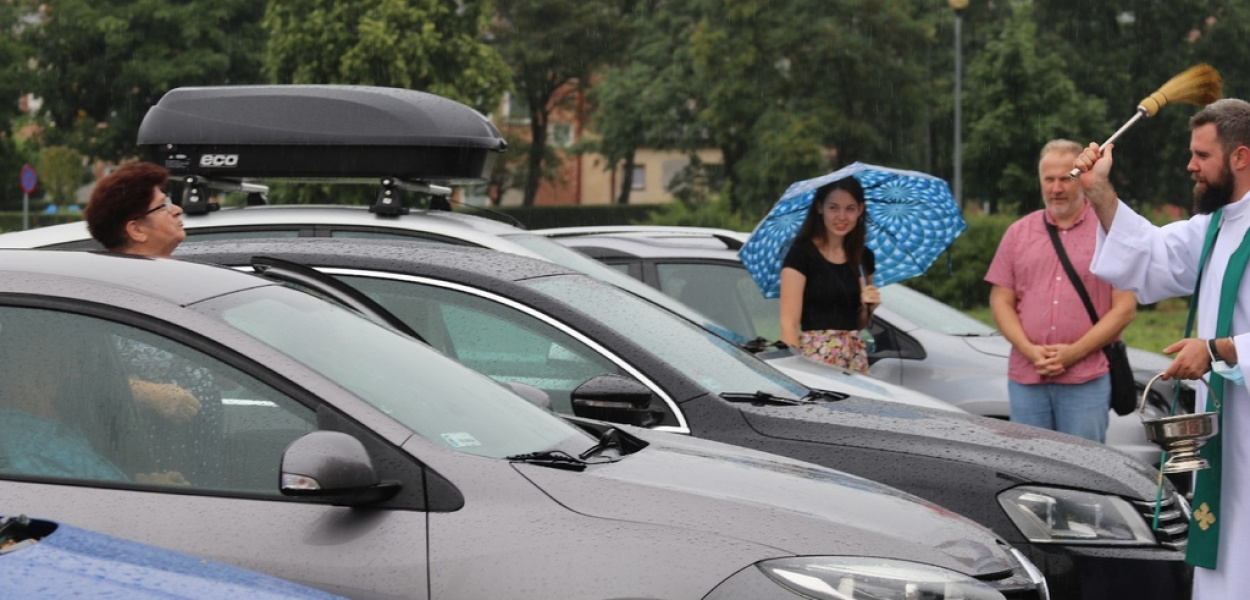 Księża poświęcili samochody swoich parafian 