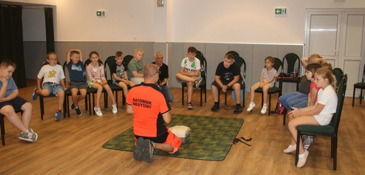 Pod czujnym okiem ratowników uczą się jak udzielić pierwszej pomocy