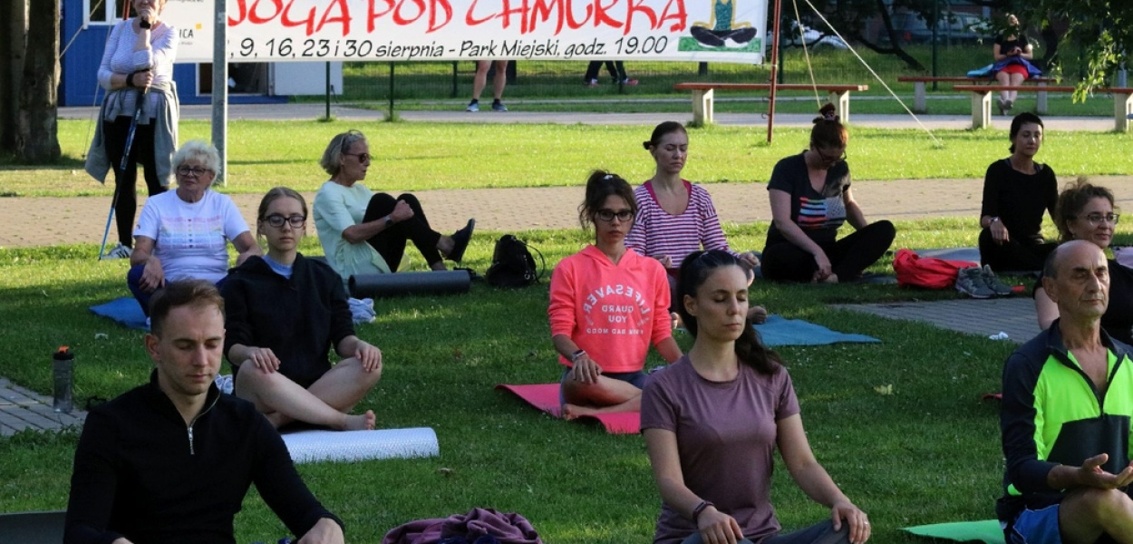 Odzyskaj równowagę dzięki jodze pod chmurką