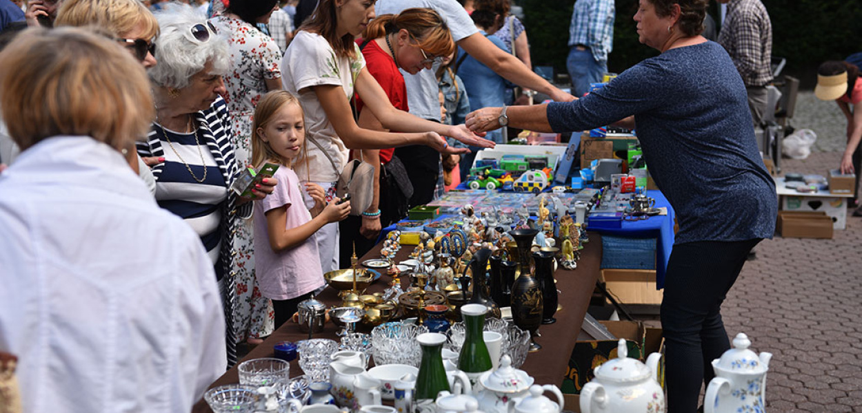 Tłumy na sierpniowym jarmarku staroci