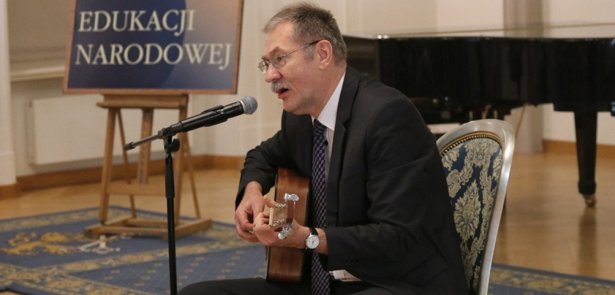 Zaśpiewał nauczycielom i wręczył im medale za ciężką pracę