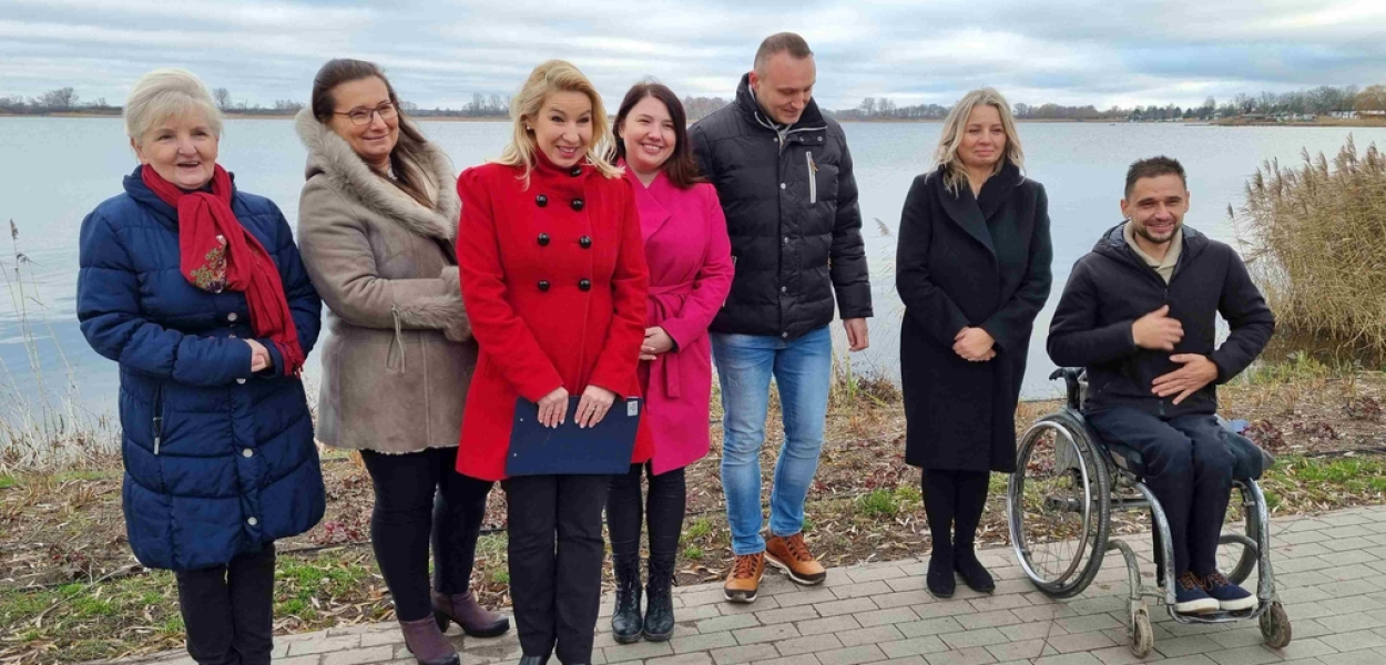 Kandydatka na wójta i jej drużyna kandydatów 