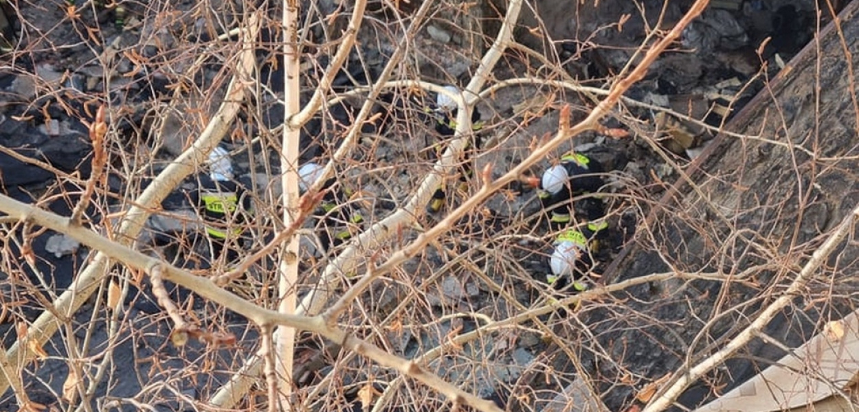 Runął pustostan przy Senatorskiej. Gruzowisko jest przeczesywane