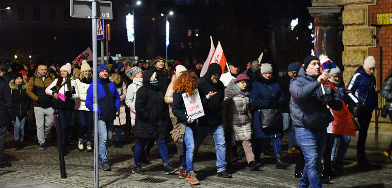 Protest przeciw przymusowym szczepieniom i segregacji