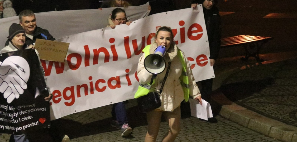 Przegrali z wiatrem. Tylko 50 osób manifestowało!