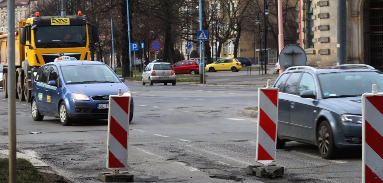 ZDM walczy z podziurawioną Legnicą. Na razie przegrywa
