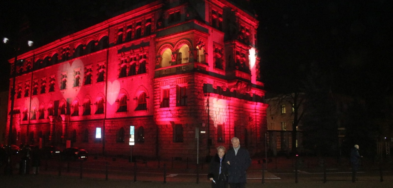 Na jeden wieczór Ratusz przystroił się w barwy miłości