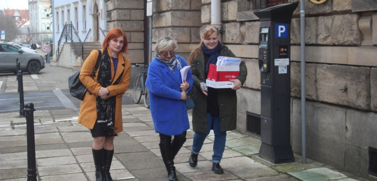 Pracownicy MOPS coraz głośniej żądają podwyżek