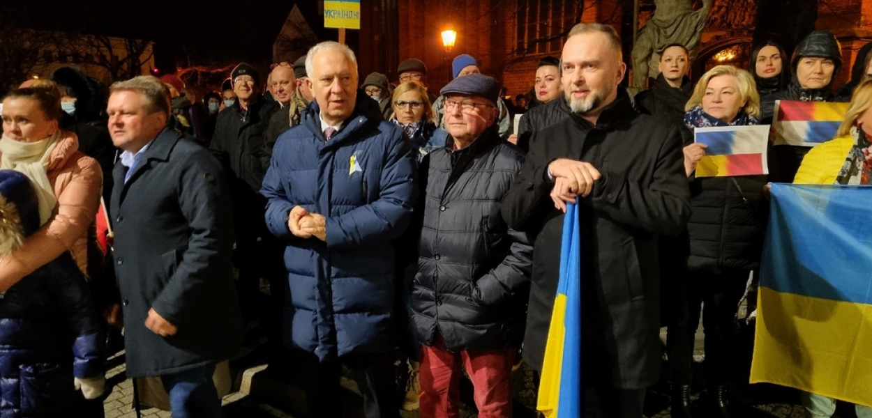 Manifest poparcia na tle żółto-niebieskich flag