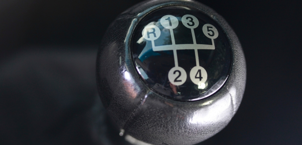 Zmieniaj biegi prawidłowo w samochodzie. 