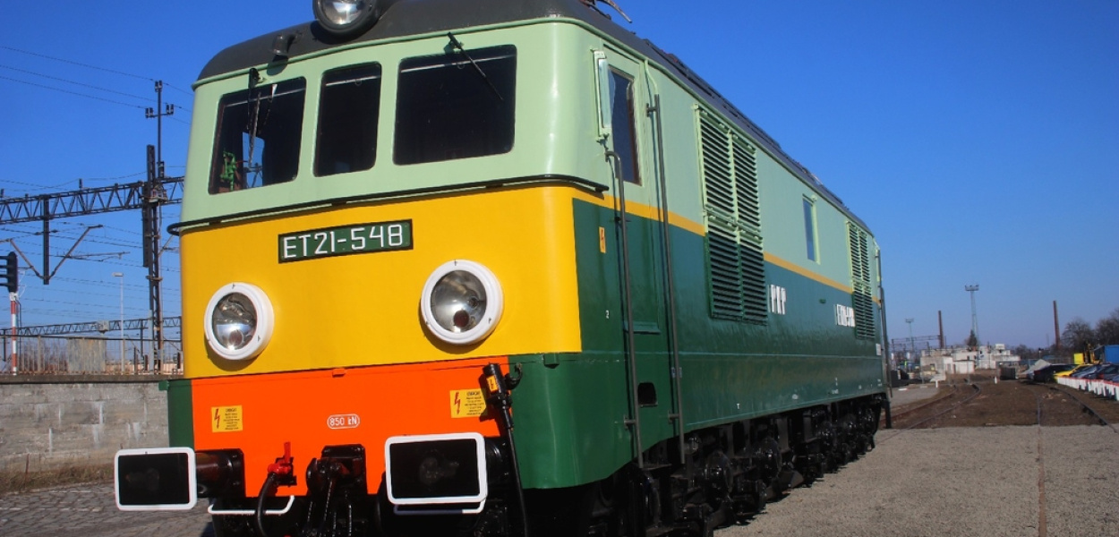 Odrestaurowany elektrowóz stanął na bocznicy kolejowej