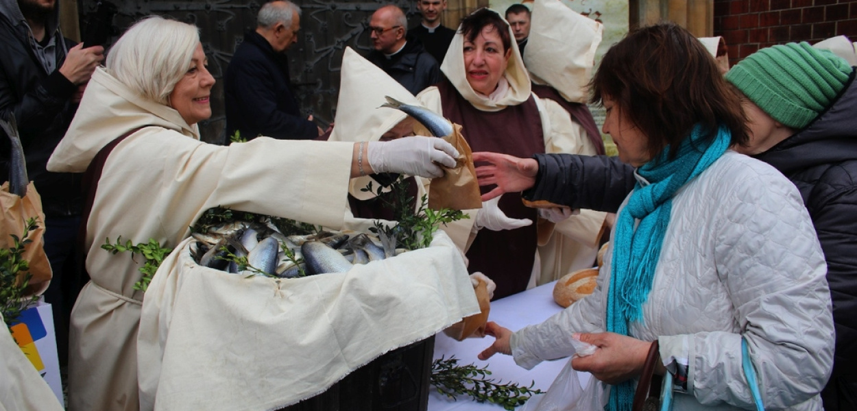 Chleb, śledź i grosz. Jak przed wiekami