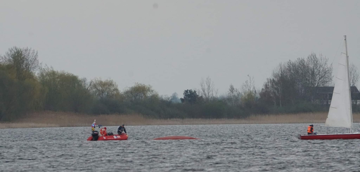 Na Jeziorze Kunickim przewróciła się żaglówka z trzema osobami