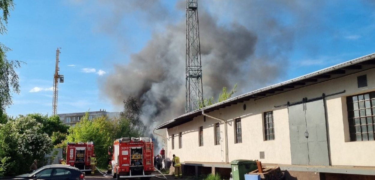 Groźny pożar. Płoną podkłady kolejowe
