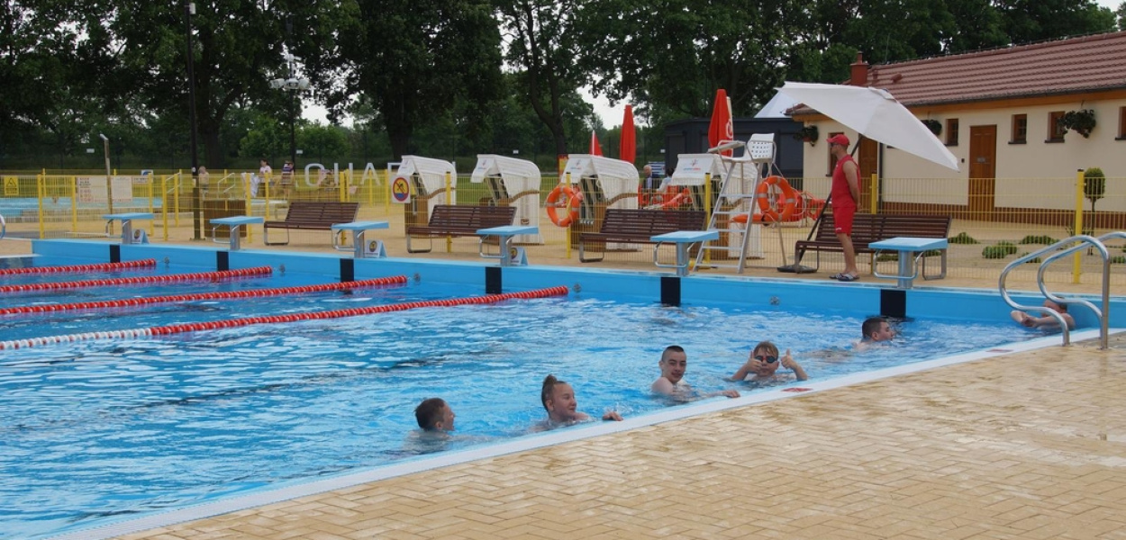 Pierwsi chętni już się pluskają i korzystają z atrakcji