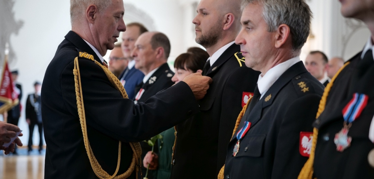 Legniccy strażacy świętowali. Były awanse, medale  odznaczenia