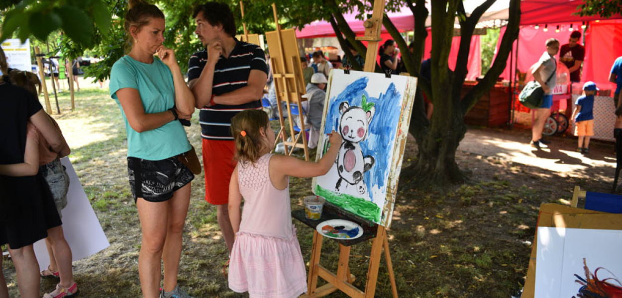 Bawiły się wszystkie i małe i duże dzieci