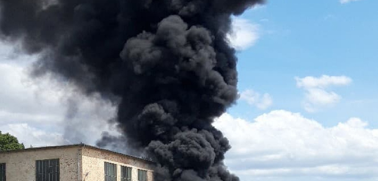 Potężny pożar na byłym lotnisku. Płonęły opony