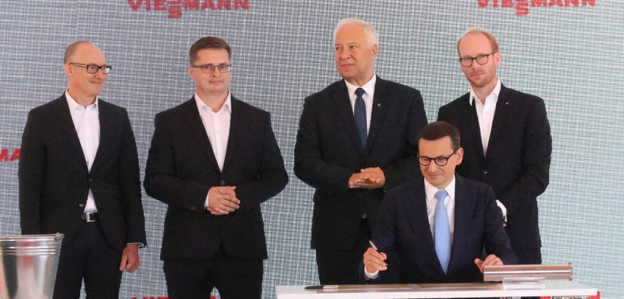 Premier wmurował kamień węgielny pod budowę fabryki Viessmanna