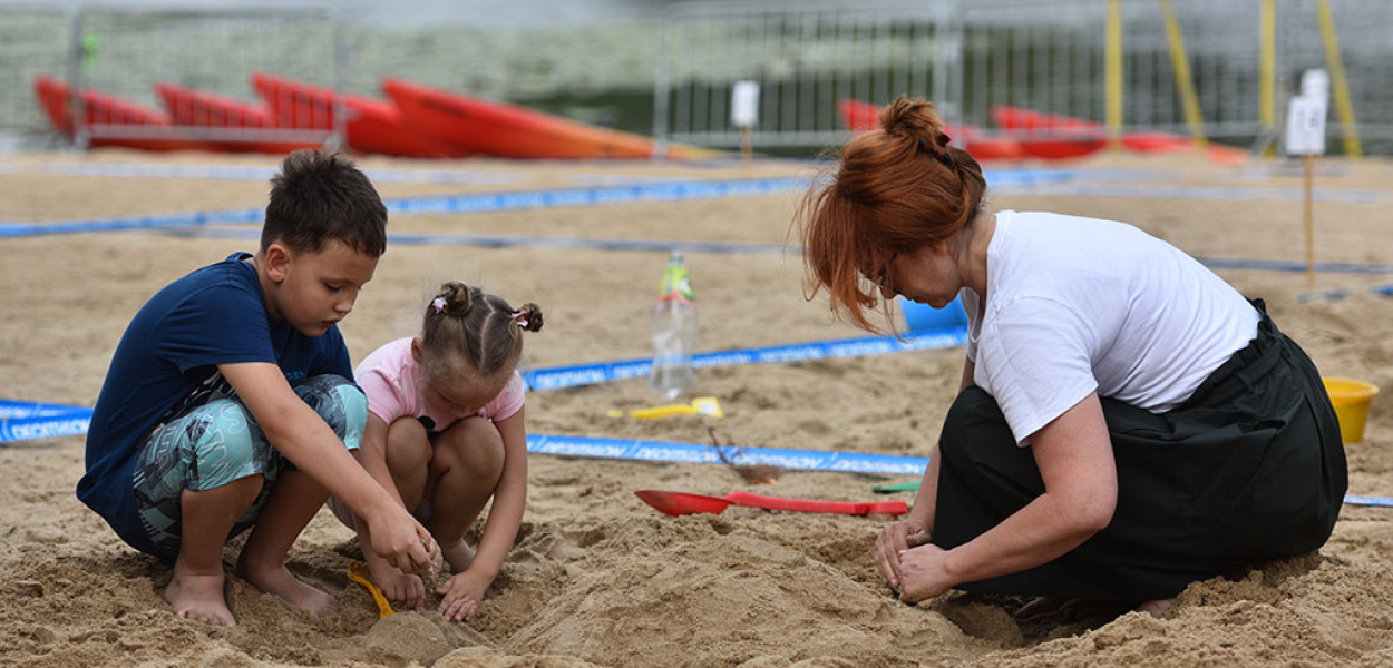 Mama, tata i dziecko razem w piaskownicy